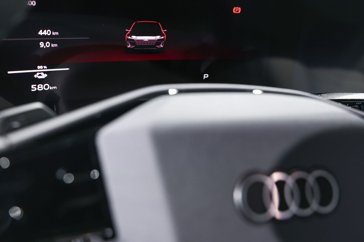 Логотип Audi на руле и светодиодный символ автомобиля на дисплее в штаб-квартире компании во время ежегодной пресс-конференции. Фото: Daniel Löb/dpa