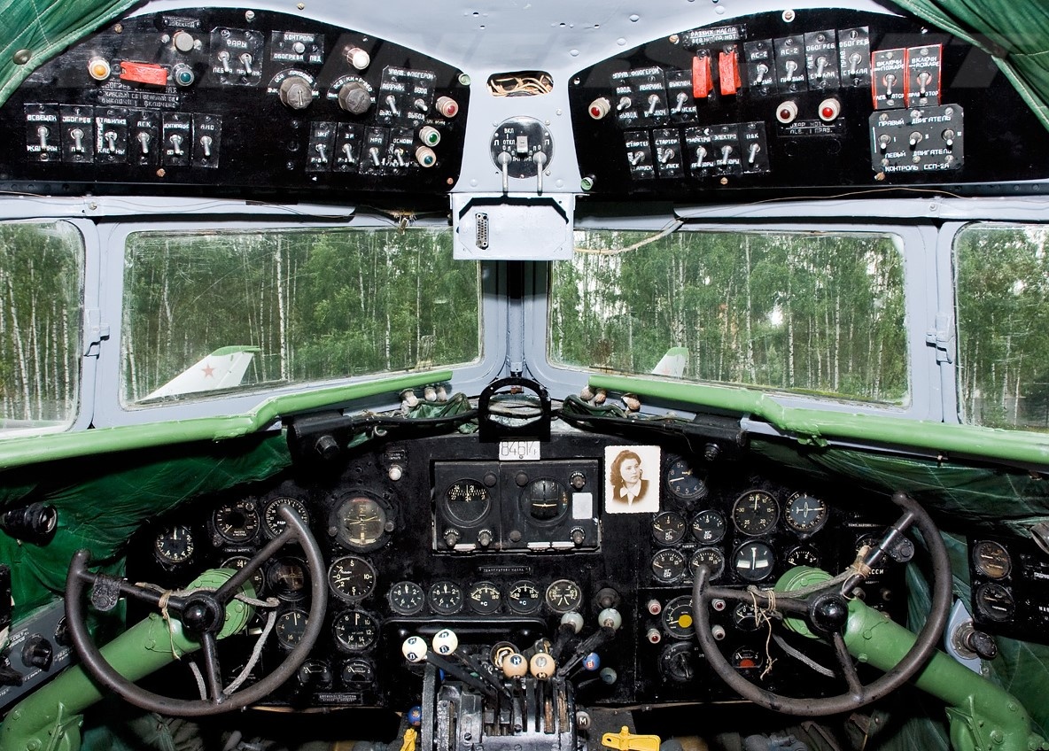 Кабина пилотов самолета Ли-2