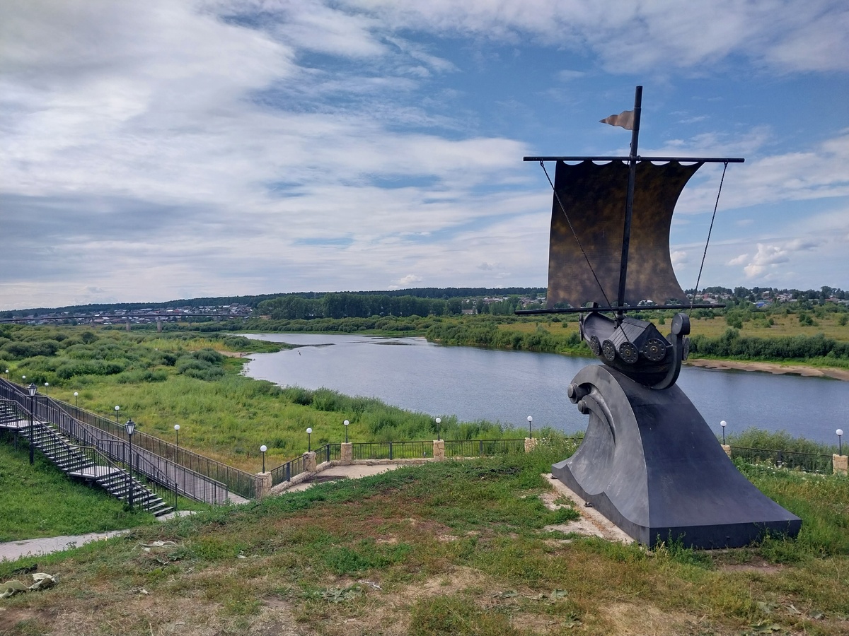 Оцените красоту. Это слияние Пижмы и протоки, идущей к Вятке. Сегодня сложно представить, что эти места были не просто судоходны, а являлись одним из столпов речного флота страны К сожалению, в последние годы реки Севера быстро мелеют.