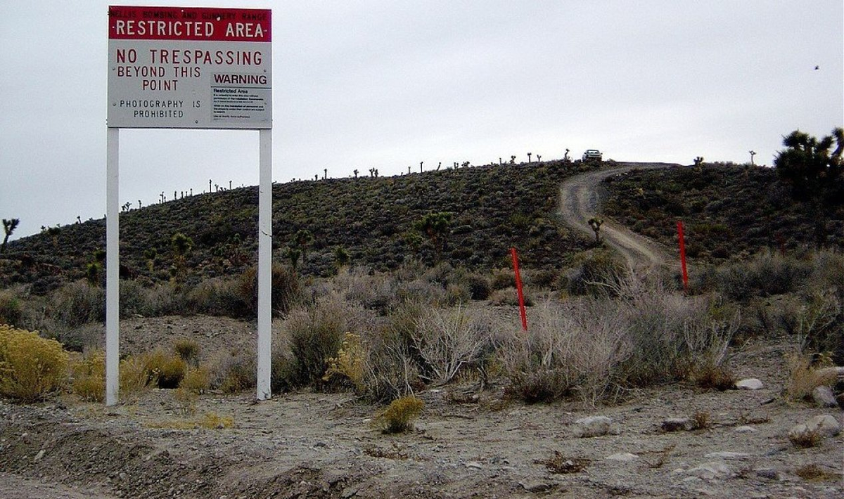 Предупреждающий знак, установленный по периметру базы. Источник изображения: CC BY-SA 3.0 X51
