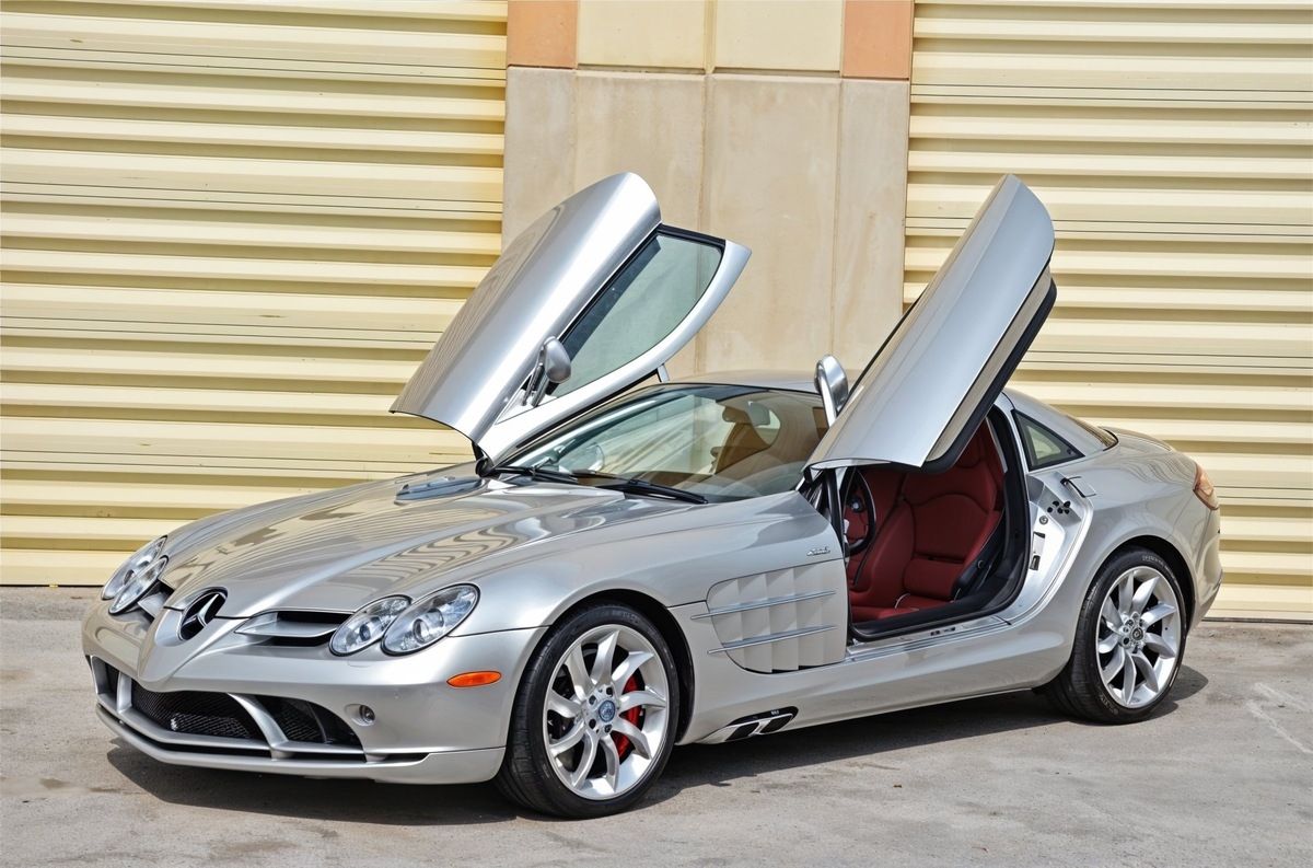Mercedes-Benz SLR McLaren — двухместный спортивный родстер премиального класса.