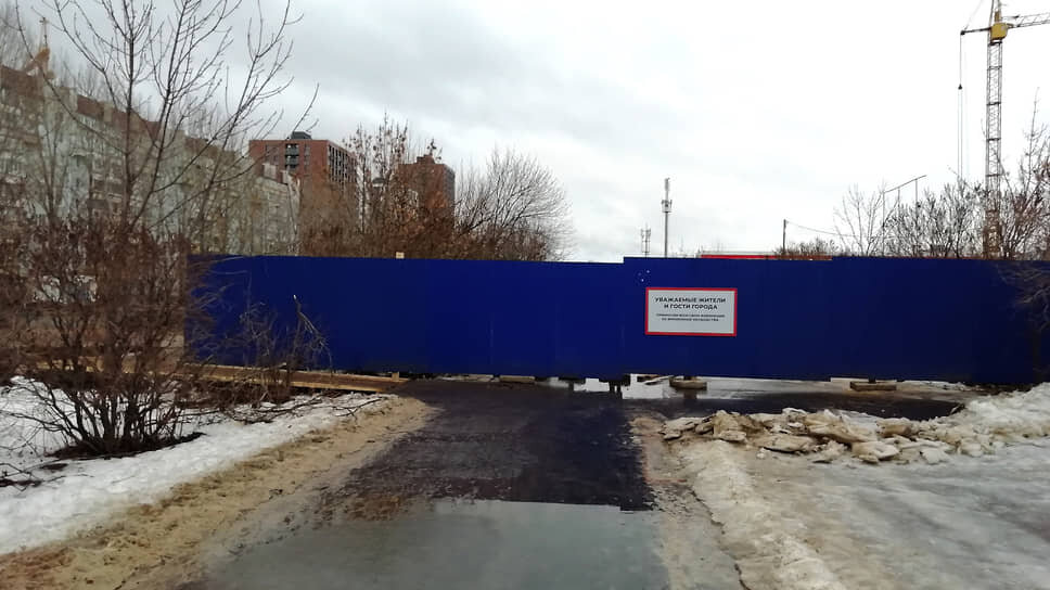 Тротуар, идущий вдоль проспекта, теперь упирается в забор стройплощадки.📷Фото: Сергей Титов / Коммерсантъ
