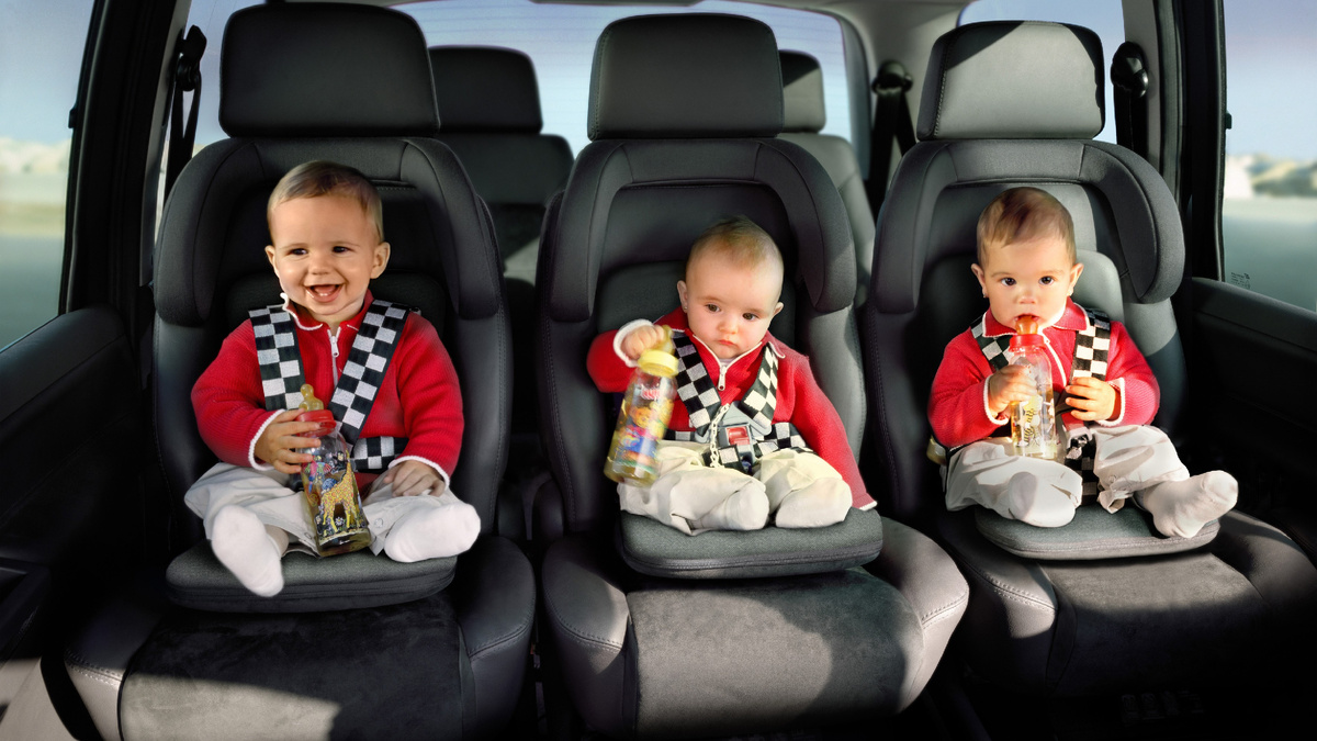 Да-да, я знаю, что вы сейчас подумали: «С этим маленьким ураганом? Ни за что!» Но поверьте, всё возможно, если подойти к делу с умом, юмором и парой мудрых советов.Как отец 9  детей  имею опыт перевозки своих детей и их друзей. В те времена мало ,кто задумывался на эти темы.Да и авто были с невысоким комфортом.Слово гаджет было из фантастики.Поэтому собрал для вас дорогие автородители малую толику советов из отзывов ,форумов,ответов психологов, с целью помочь вам и детям вашим коммуницировать   в салонах ваших авто.