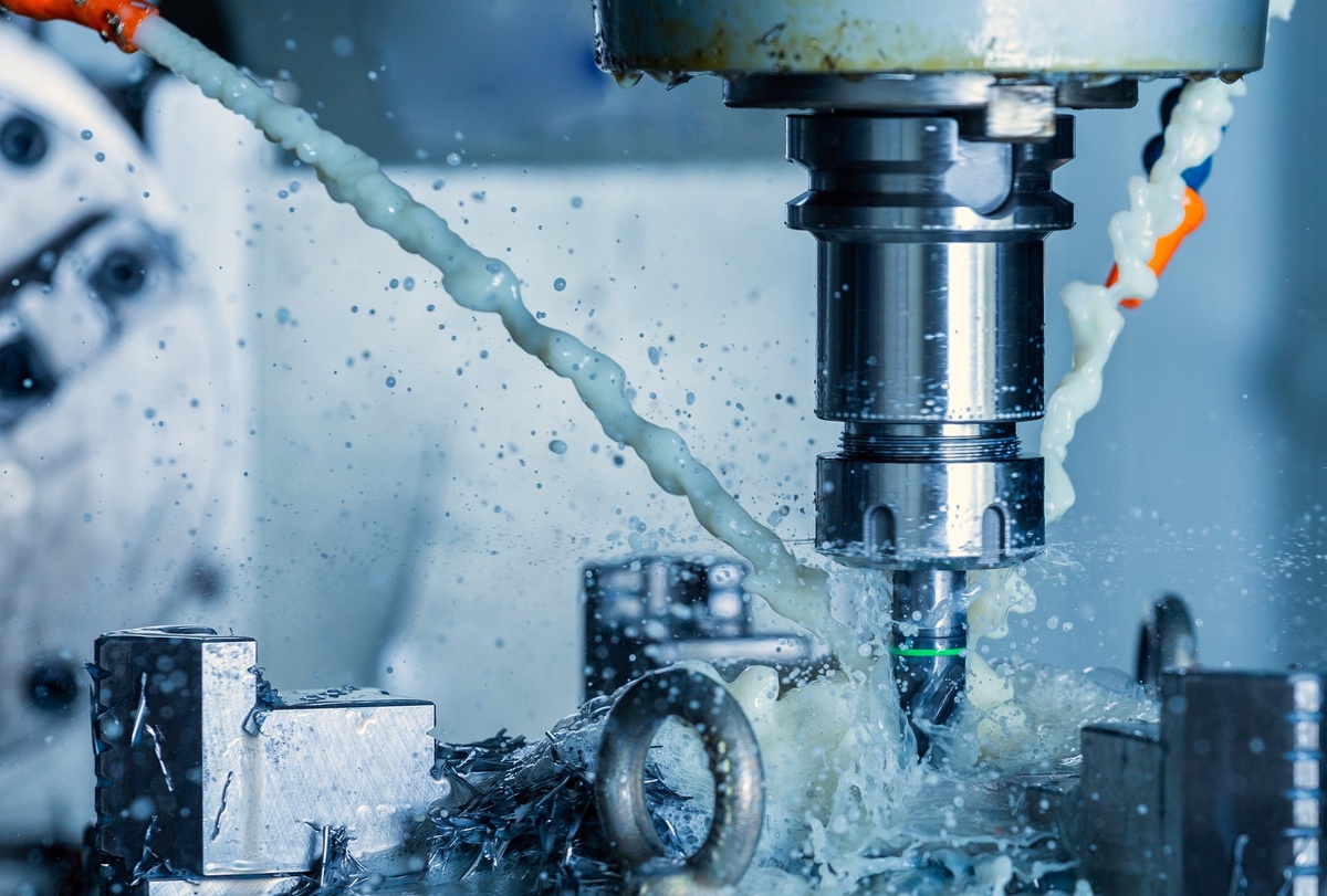 Наружная подача СОЖ через дюзы на фрезерном станке с ЧПУ