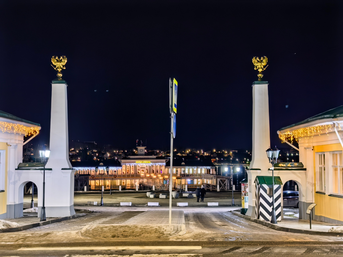 Московская застава и вид на ресторан на Волге. Фото автора