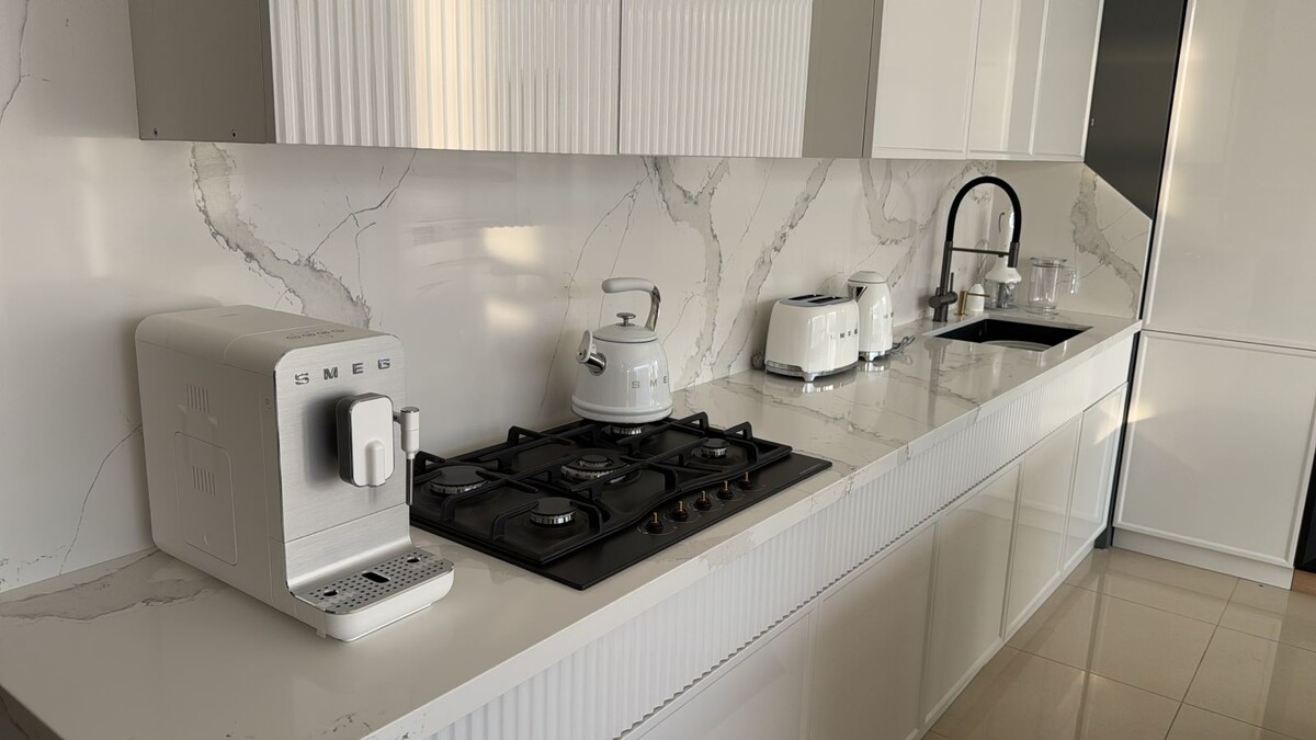 Столешница и фартук из кварцевого камня Calacatta Borghini от Quantra Quartz