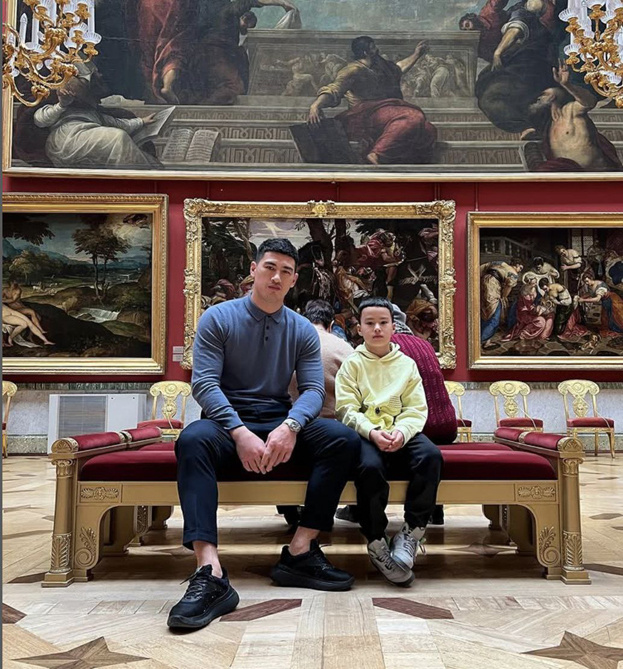    Дмитрий Бивол с сыном в Эрмитаже.соцсети Дмитрия Бивола соцсети