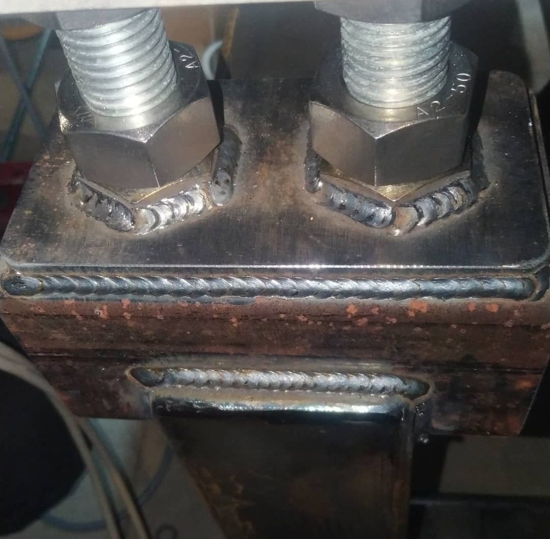 
Полуавтоматическая сварка – один из наиболее распространенных методов соединения металлов, особенно востребованный при изготовлении ответственных конструкций из черных сталей. Этот процесс сочетает ручное управление дугой и автоматическую подачу сварочной проволоки, что позволяет достичь высокой производительности и качества сварного шва.
Ключевым фактором успешного применения полуавтоматической сварки является правильный выбор режима, обеспечивающего оптимальное тепловложение и формирование шва. Важно учитывать марку стали, толщину свариваемых элементов и требования к прочности соединения. Тщательная подготовка кромок также играет важную роль, обеспечивая равномерный зазор и предотвращая дефекты сварки.При сварке ответственных конструкций необходимо строго соблюдать технологическую дисциплину и использовать только качественные сварочные материалы. Контроль качества сварных соединений должен проводиться на каждом этапе, включая визуальный осмотр, измерение геометрических параметров и неразрушающие методы контроля, такие как ультразвуковая дефектоскопия или рентгенография. Только так можно гарантировать надежность и долговечность сварной конструкции.