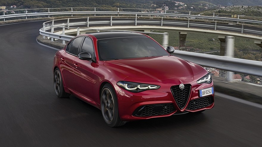    На фото: актуальный седан Alfa Romeo Giulia Intensa