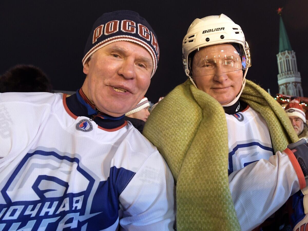    Владимир Путин и Вячеслав Фетисов© РИА Новости / Сергей Гунеев