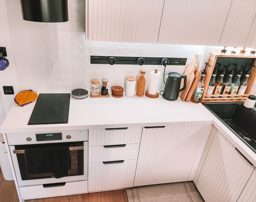  Белая столешница из кварца Crystal Absolute White от TechniStone на белой кухне