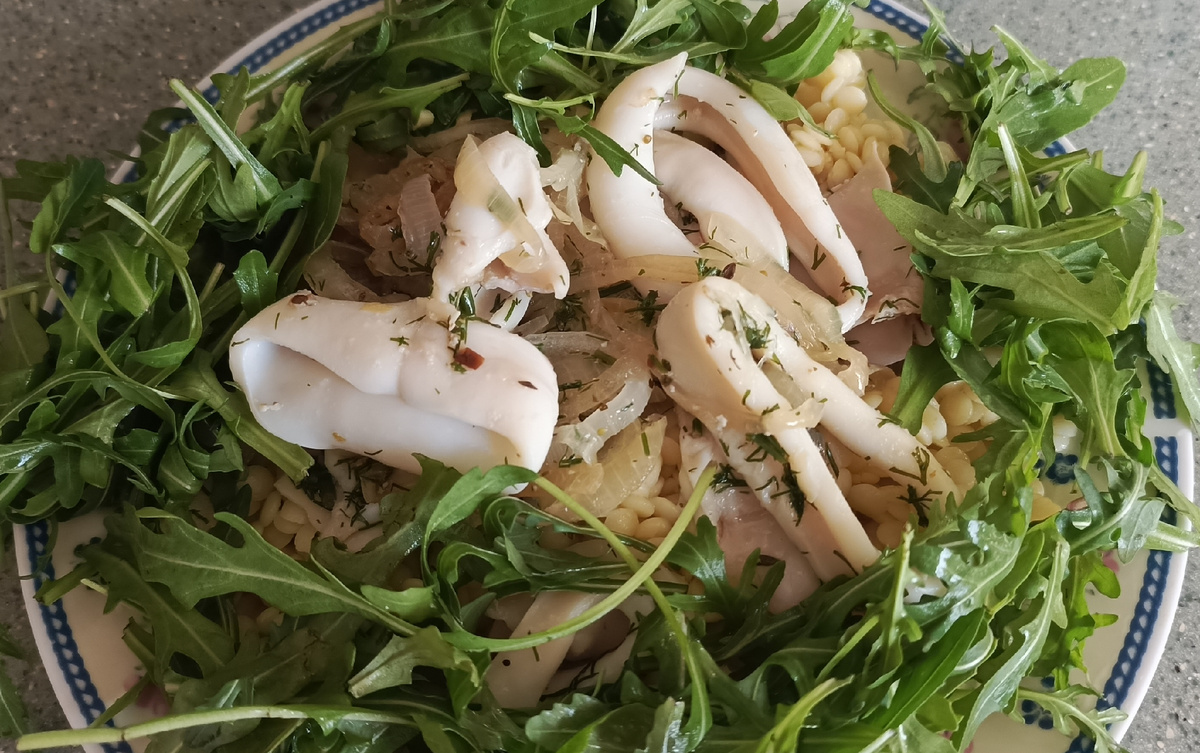 Кальмары с луком, макароны, зелень