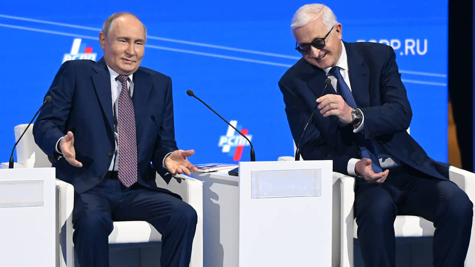 Владимир Путин и Александр Шохин не скучали на сцене.📷Фото: Дмитрий Азаров / Коммерсантъ
