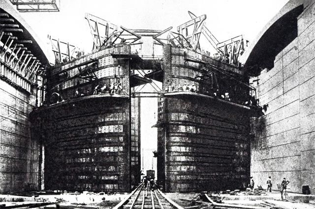 Фотография шлюзовых ворот Панамского канала. Источник: https://aif.ru/society/history/vmeste_s_rabochimi_vezli_groby_100_let_nazad_otkrylsya_panamskiy_kanal