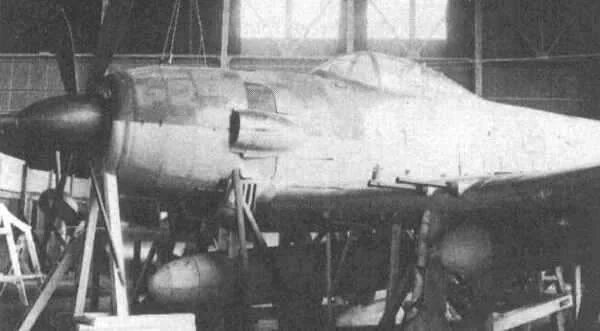 Макет J6K1 "Дзинпу", четко видны два пушечных ствола в левом крыле.