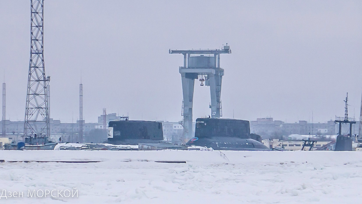 ТК-20  "Северсталь" и ТК-17 "Архангельск" в Северодвинске. Над лодками ещё подняты Андреевский флаг и гюйс. 