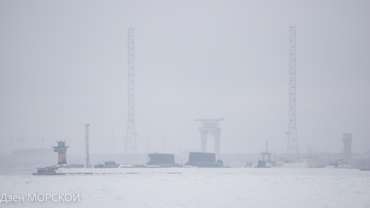 ТК-20  "Северсталь" и ТК-17 "Архангельск" скрываются за снегопадом в Беломорской ВМБ