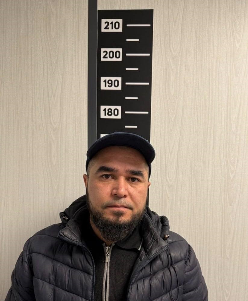 Фото задержанного мигранта из Средней Азии