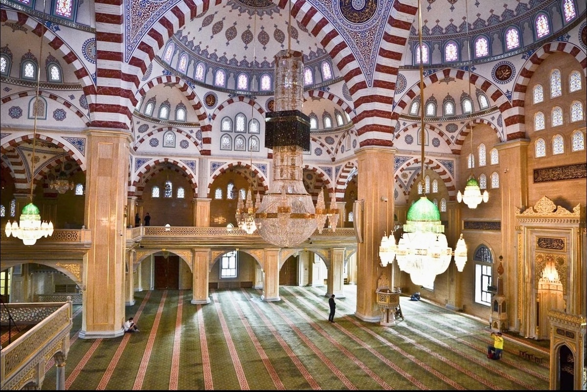 В 2006 году в центре Грозного был заложен первый камень, знаменующий  начало строительства огромной и невероятно красивой мечети, под названием «Сердце Чечни». Мечеть должна была стать для людей символом мира, после долгой войны. Она была построена в рекордные сроки , всего за два года, не смотря на размах строительства.