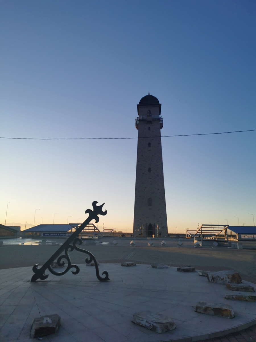 А из нашего окна ,башня Согласия видна!
В Магасе, столице республики Ингушетия, точно каждый видит из окна это чудесное строение!
Башня Согласия- это здание , построенное в 2013 году в центре , высотой 100 метров!
Она задумывалась как общая для всех ингушских родов, как символ, объединяющий весь ингушский мир и была предусмотрена в генеральном плане при застройке новой  столицы — города Магас. Проект был реализован за счёт личных средств известного бизнесмена и мецената Алихана Харсиева.
Башня Согласия выполнена в классическом ,для Кавказа , стиле. Тут с давних времен возводились башни. На протяжении Средних веков башни имели значение наблюдательных высот, поэтому они стали символом крепости и защиты.
Сейчас башня несет иной характер и является большим национальным музеем ! Тут вы можете познакомиться с историей и культурой Ингушского народа. На самом верху башни , попадаете  на смотровую площадку, где видно весь город, как на ладони. Но , прежде чем доберетесь до нее, вам придется преодолеть километр пешком по удивительному лабиринту башни , где представлена картинная галерея , повествующая о народном эпосе . На верхнем этаже манекены , в потрясающих национальных костюмах . Лично я, являясь модельером  и художником, просто обожаю костюмы  и все народное. Жаль, что сейчас люди перестали видеть свою идентичность.  Я мечтаю, что в скором будущем, мы все будем возвращаться к своим корням !
А вы хотели бы посетить БАШНЮ СОГЛАСИЯ?