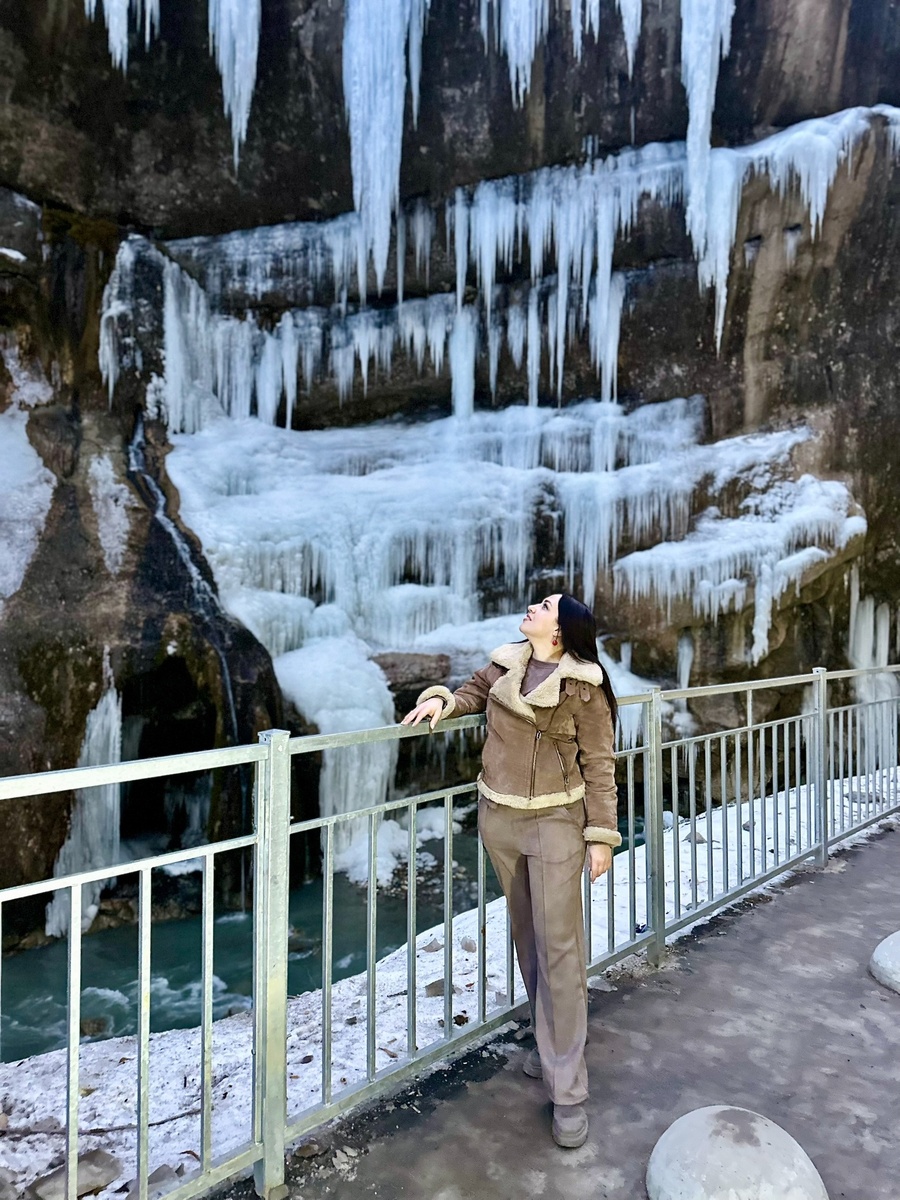 Су -Аузусу, они же Чегемские водопады, каскадом из нескольких тонн воды , непрерывно проливаются в ущелье , наполняя реку Чегем. Это место достойно обложки главных мировых журналов о путешествиях!
Сложно сказать, когда лучше посещать водопады , ведь зимой они превращаются в ледяную стену , а летом капли , пронизанные солнечным светом, создают радугу!
И конечно же , тут есть предание , о возникновении этих прекрасных водопадов!
Однажды, в высокогорном балкарском поселении жили красивые девицы с густыми черными волосами и глазами цвета ясного неба. Когда на жителей напали иноземцы, то захотели забрать и увезти юных девушек с собой. Чтобы не достаться злодеям, красавицы в отчаянии прибежали к крутому обрыву и бросились вниз. Они погибли, но их прекрасные длинные волосы превратились в потоки воды. С тех пор горные ручьи спускаются по скалам, в память о горянках.