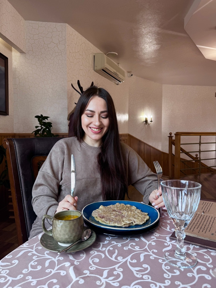 Будучи в Нальчике, было бы преступлением не зайти в знаменитый ресторан  - музей СОСРУКО!
Ресторан с полувековой историей и неповторимой национальной кухней. Ресторан получил свое имя в честь героя нартского эпоса - могучего Сосруко, рожденного из камня. Он был сыном мудрой Сатаней и пастуха . Сатаней нашла этот камень на берегу бурной реки, а привлек он ее стрелой, торчащей в нем, и формой головы человека.  Бог кузнечества Лапщ , единственный из богов живший с нартами, а не на священной горе, раскалил и расколол камень. Из него выпал ребенок, красный от жара, которого сразу же окунули в холодную воду, тем самым закалив его. Только бедра, за которые будущего богатыря держали щипцами, остались незакаленными. Мальчика назвали Сосруко, что на нартском значило «сын камня». Рос богатырь не по дням , а по часам и рвался в приключения со старшими нартами, но они не брали его с собой, сославшись на отсутствие меча. Тогда Сосруко пришел в кузницу, где Бог Лапщ собрал трех самых сильных богатырей. Лапщ выковал волшебный меч , который должен был достаться самому лучшему воину . Но для этого нужно было выдернуть из земли его наковальню. Не одному из богатырей не удалось это сделать. Сосруко, восторженный мечом, зашел в кузницу и обратился к собравшимся с просьбой попробовать вытащить наковальню. Нарты и бог посмеялись, но дали ему шанс. Они были бесконечно удивлены, когда Сосруко через пару минут держал тяжелейшую наковальню над головой, словно перышко. Так будущий великий богатырь и стал обладателем лучшего в мире меча. За свою жизнь Сосруко совершил немало подвигов. Он смог возвратить нартам огонь, похищенный получеловеком-полуживотным Иныжем, вернуть семена проса, украденные чудовищем, врагом нартов Еминежем, победил исполина Тенгрена.