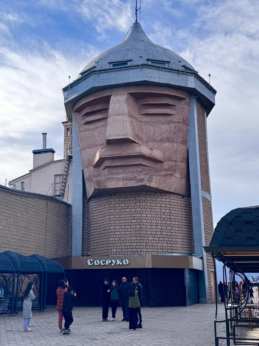 Согласно некоторым легендам, солнце давало Сосруко силы, в том числе и волшебные. Действовал в своих приключениях богатырь иногда силой, иногда хитростью, а иногда и колдовством. Вверху шапки Сосруко находился талисман, сиявший ярко, как солнце.
Прелесть и изюминка этого места  не только в архитектурной уникальности , но и в его местоположении. Сосруко возвышается над городом на высоте 600 метров над уровнем моря , на горе Малая Кизиловка и считается один из самых высокогорных ресторанов России. Уникальный ресторан можно увидеть чуть ли не с каждого уголка Нальчика !