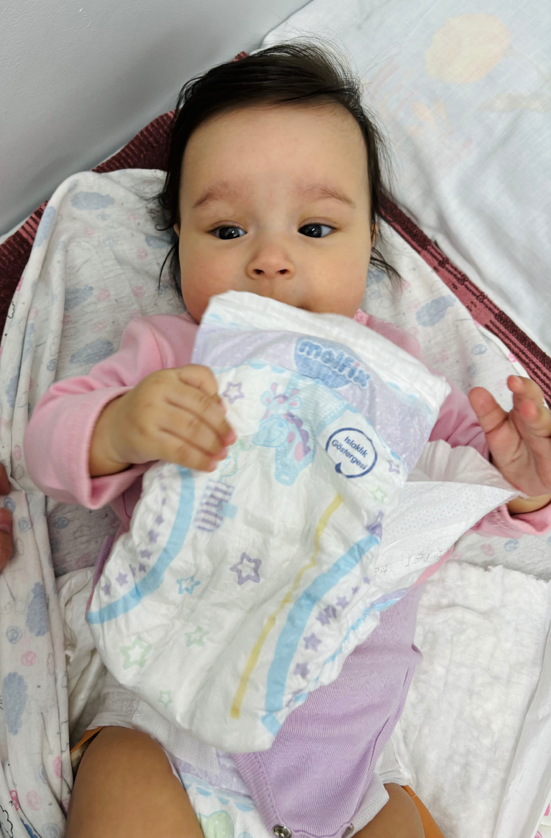 Ксюша с любимыми памперсами