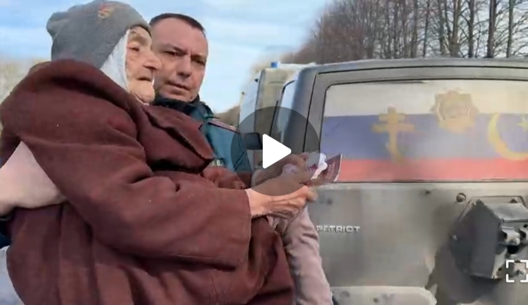 Эвакуация пожилой женщины из района оккупации, возраст 101 год