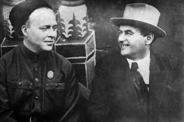  Советские писатели Аркадий Петрович Гайдар (1904-1941) и Рувим Исаевич Фраерман (1891-1972). Фото: РИА Новости