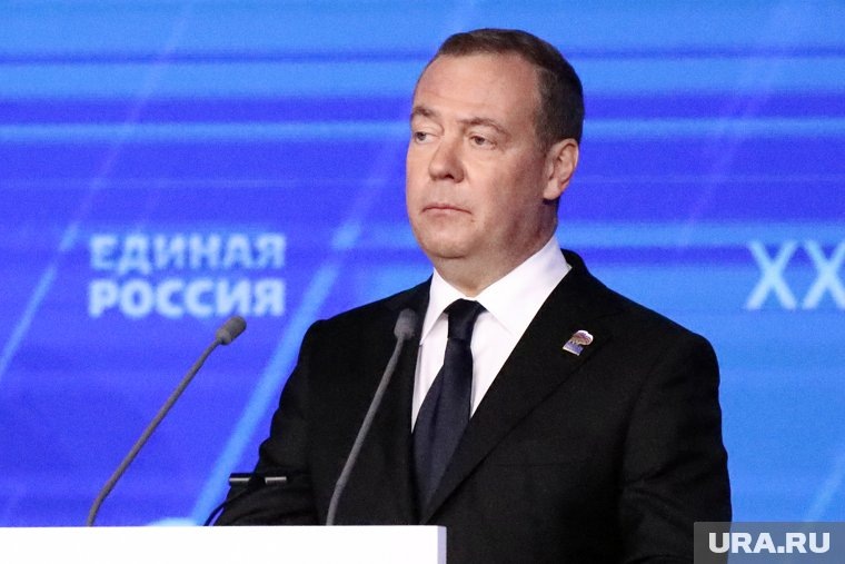    Медведев пошутил о разговоре Путина и Трампа