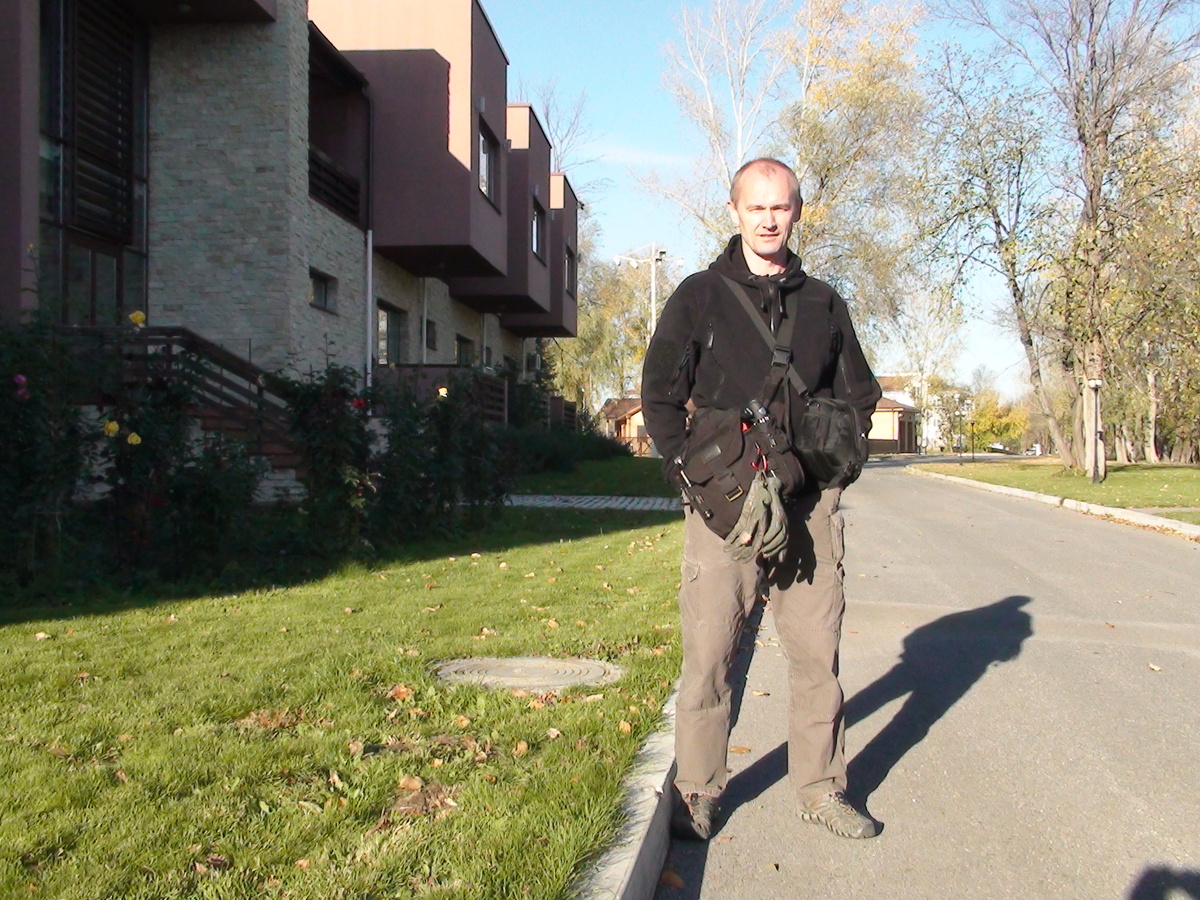 Весна. Солце восхода слепит. Улыбка доброго демона ) Человек - скала. Человек сталь )) С ангелами на плечах )) Фото автора )