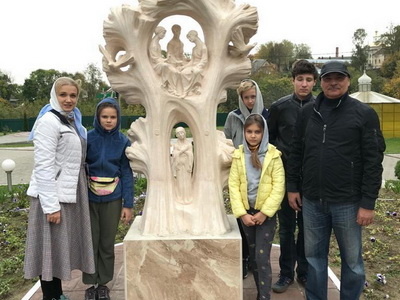 на монастырском дворе