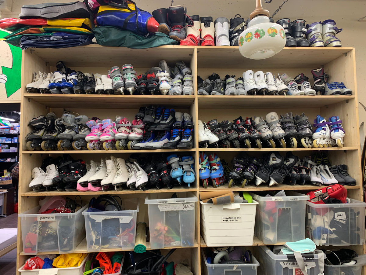 Спортивных товаров тьма.