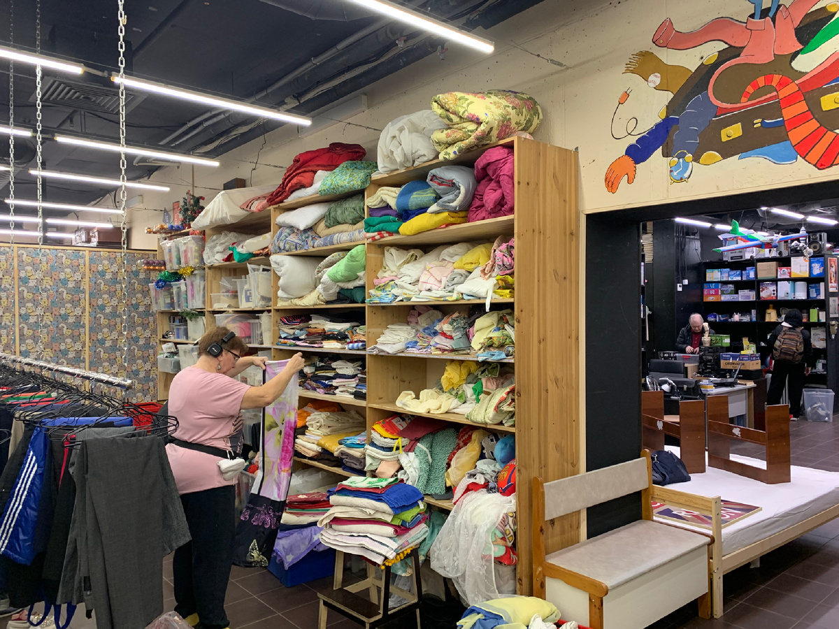 Огромное количество одеял, подушек, скатертей, простыней, полотенец, шторок, тюли… все разного качества, разных производителей, все соответственно б/у разного состояния ( слово б/у здесь в барахолке применимо ко всему, что далее будет в статье), но совсем плохие вещи в зал конечно не идут, за этим стараются следить, благо продавцов огромное количество.