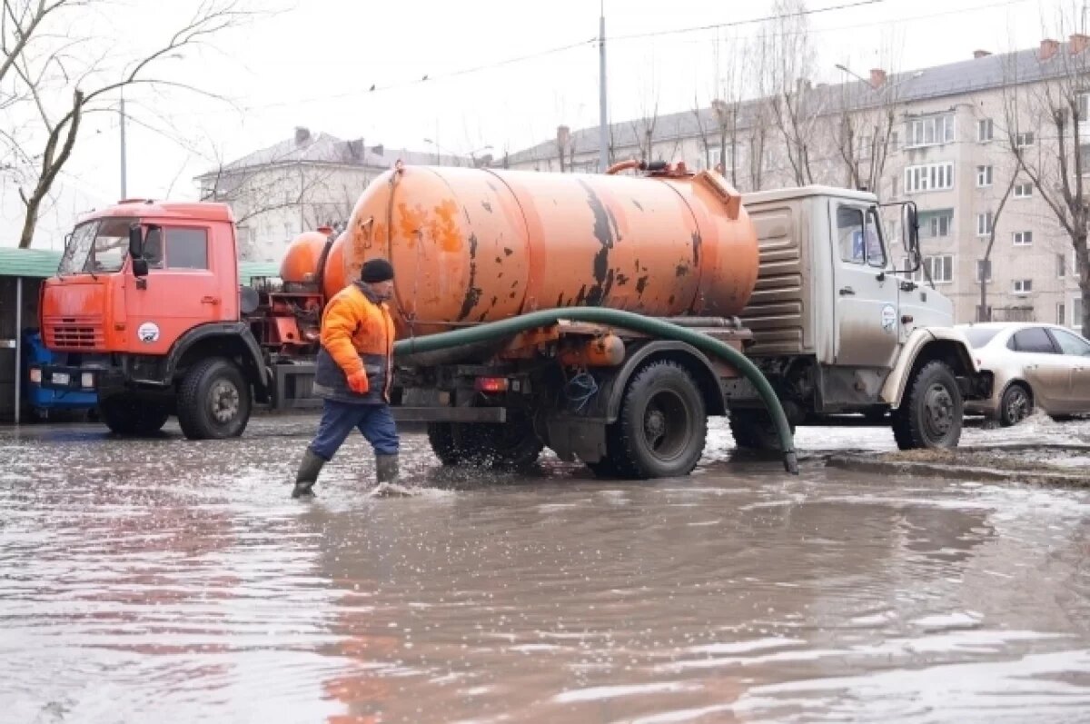    На улицах Тюмени круглосуточно работает водооткачивающая техника