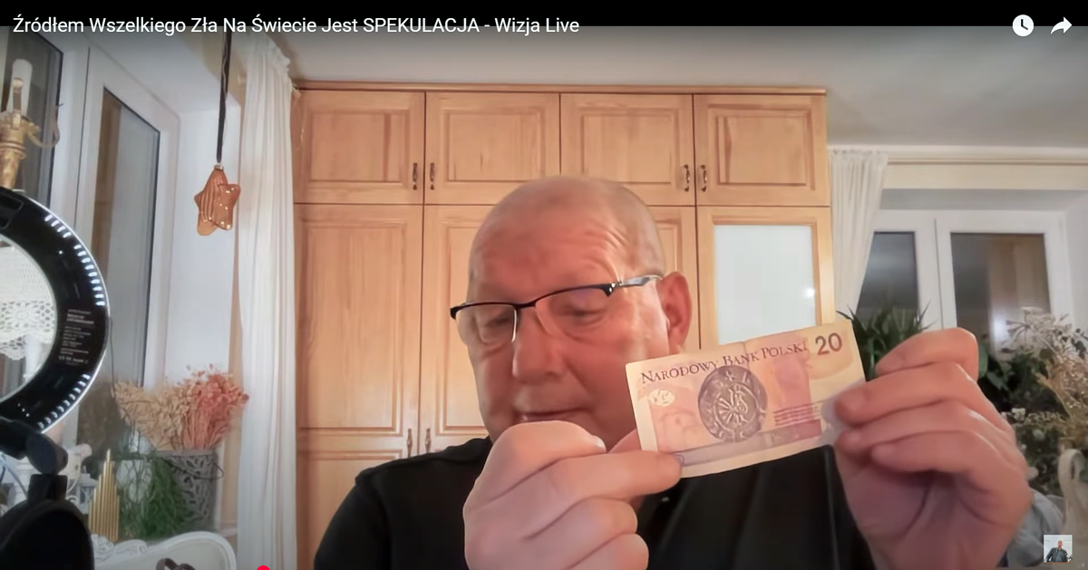 Момент онлайн-трансляции от 19 декабря 2024 года. Кшиштоф Яцковский держит в руках банкноту номиналом 20 злотых, которую он использует в качестве денежного архетипа для получения визий о возможном глобальном финансовом коллапсе