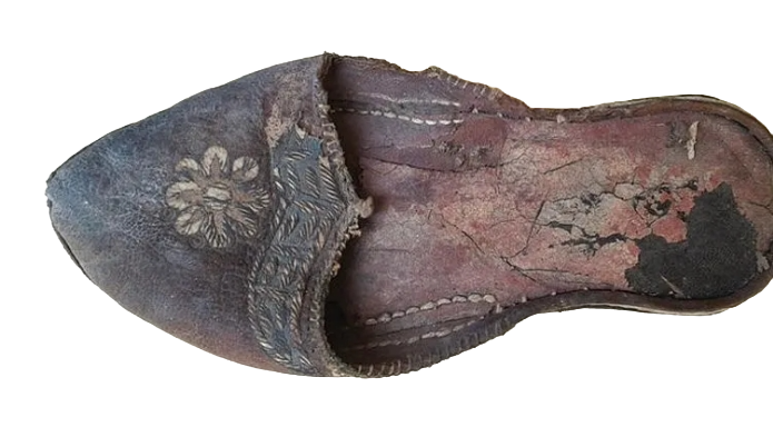 Тапок, найденный при реставрации гарема в Топкапы. Видимо обувь наложницы. Добросовестное использование