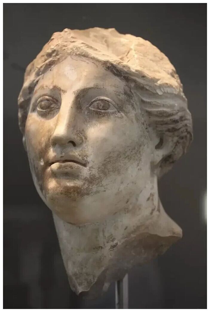 Бюст египетской царицы Береники II в Королевском музее Маримонта, Бельгия.