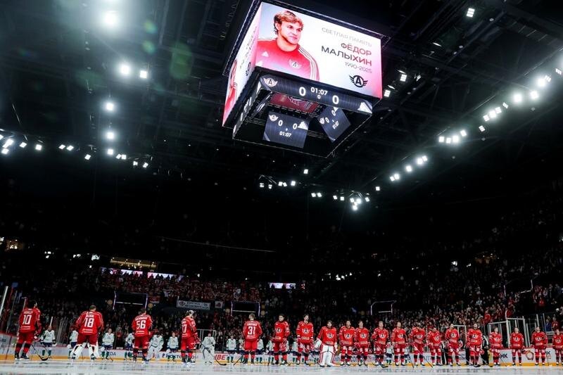    Фото пресс-служба ХК «Автомобилист»/Минута молчания в паямть о Федоре Малыхине