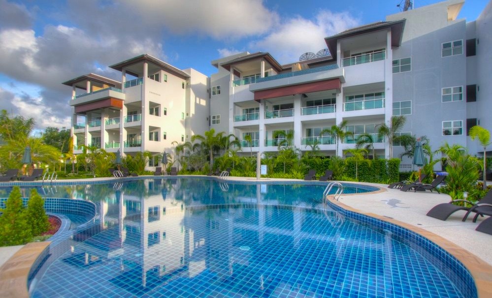 Почти в каждом кондо есть бассейн, а значит удаленность от моря не так страшна