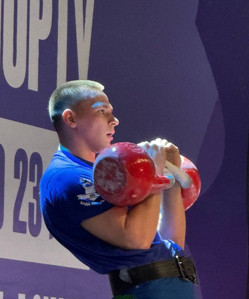    На помосте Олег Бородынкин. Фото ДЮСШ Искитимского района