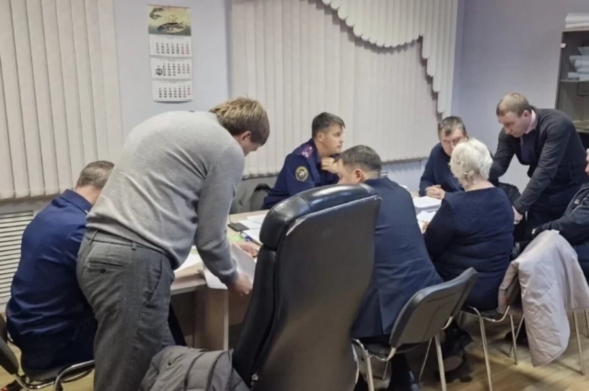    Чиновники неоднократно совещались по поводу того, что делать с должником.