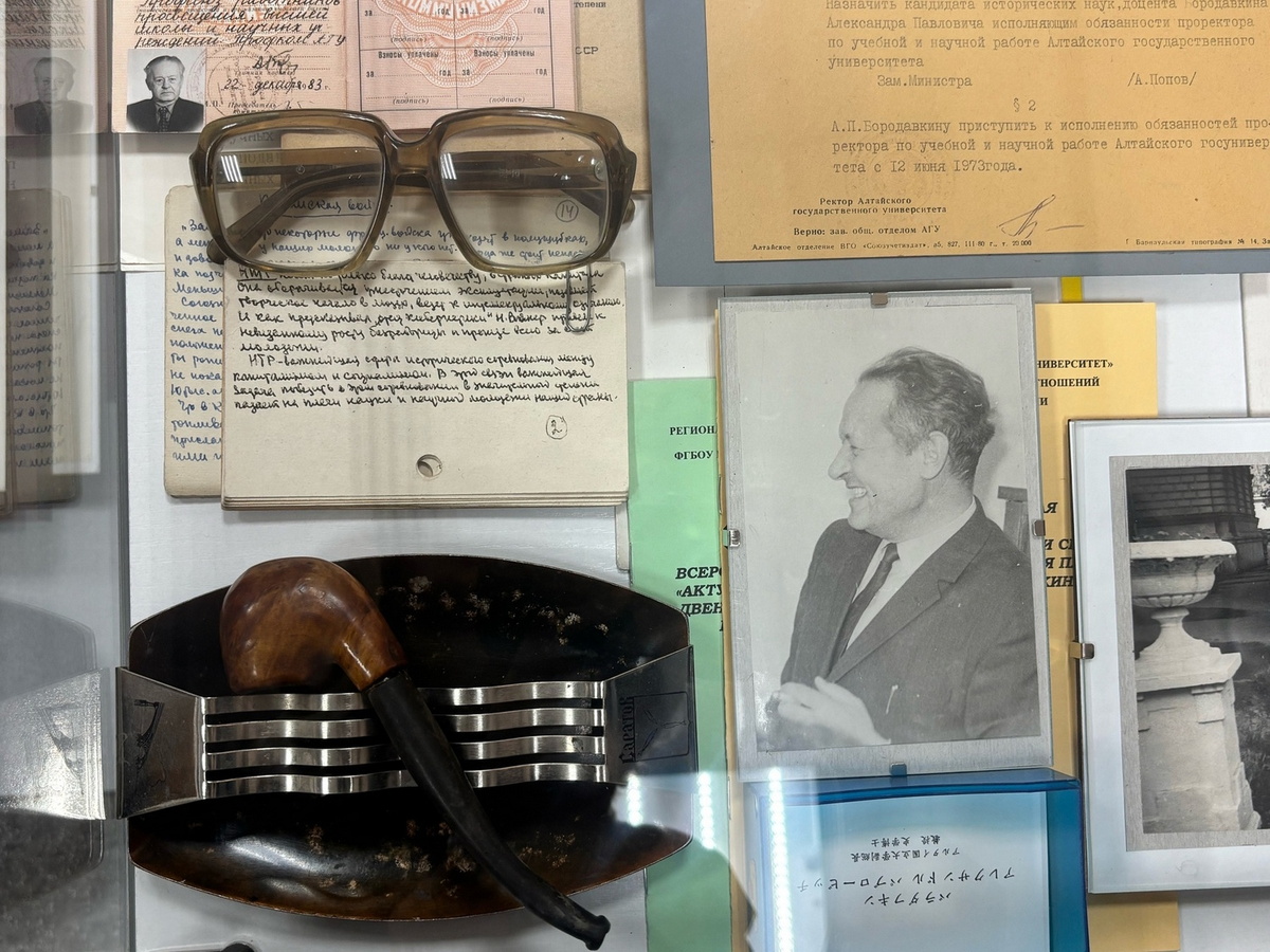 Очки, конспекты лекций, трубка курительная, визитки Александра Павловича Бородавкина (1970–1980-е гг.) Трубку передали уже после его смерти. Фото Эльвиры Петреневой