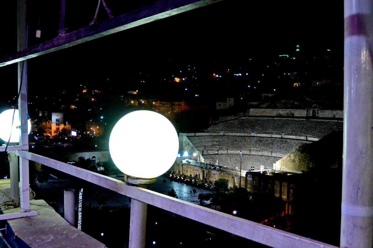 ...и ночь с террасы старинного отельчика в Вест эль-Белед (Старом городе)