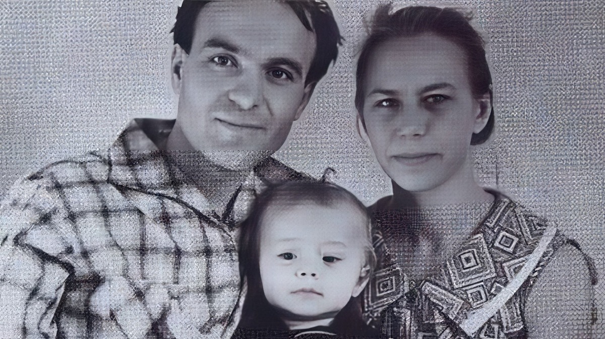 Андрей Панин в детстве с родителями.