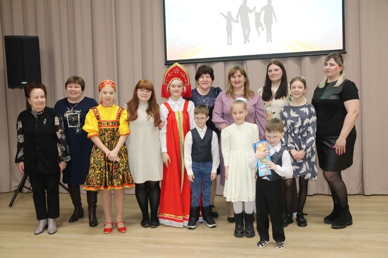    Семья Буковых из села Тальменка с членами жюри и специалистами отдела опеки и попечительства