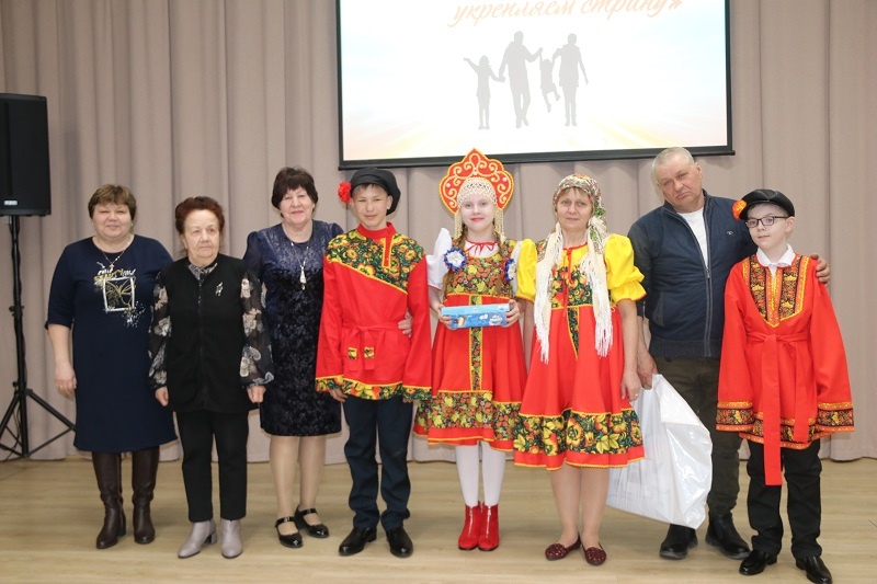    Семья Смирновых из поселка Первомайский с членами жюри