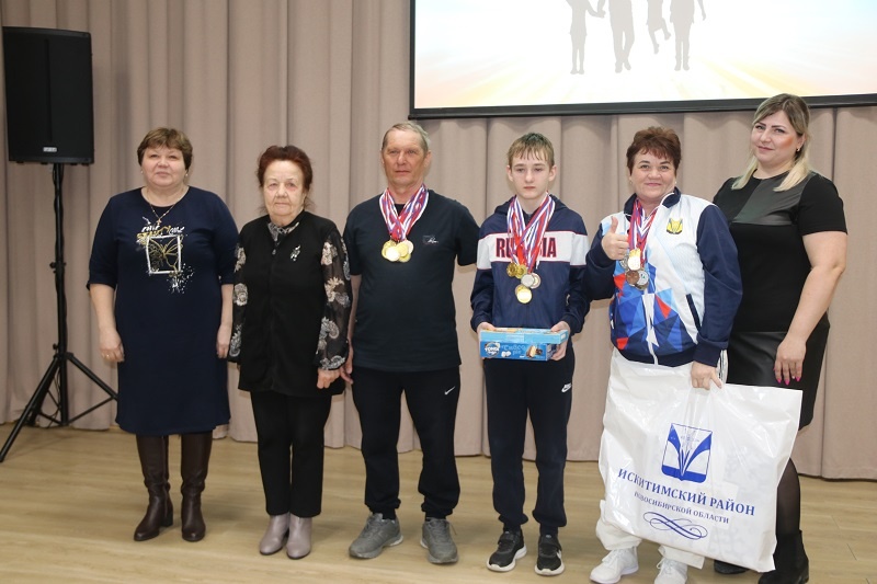    Семья Кожиных из села Морозово с членами жюри и специалистами отдела опеки и попечительства