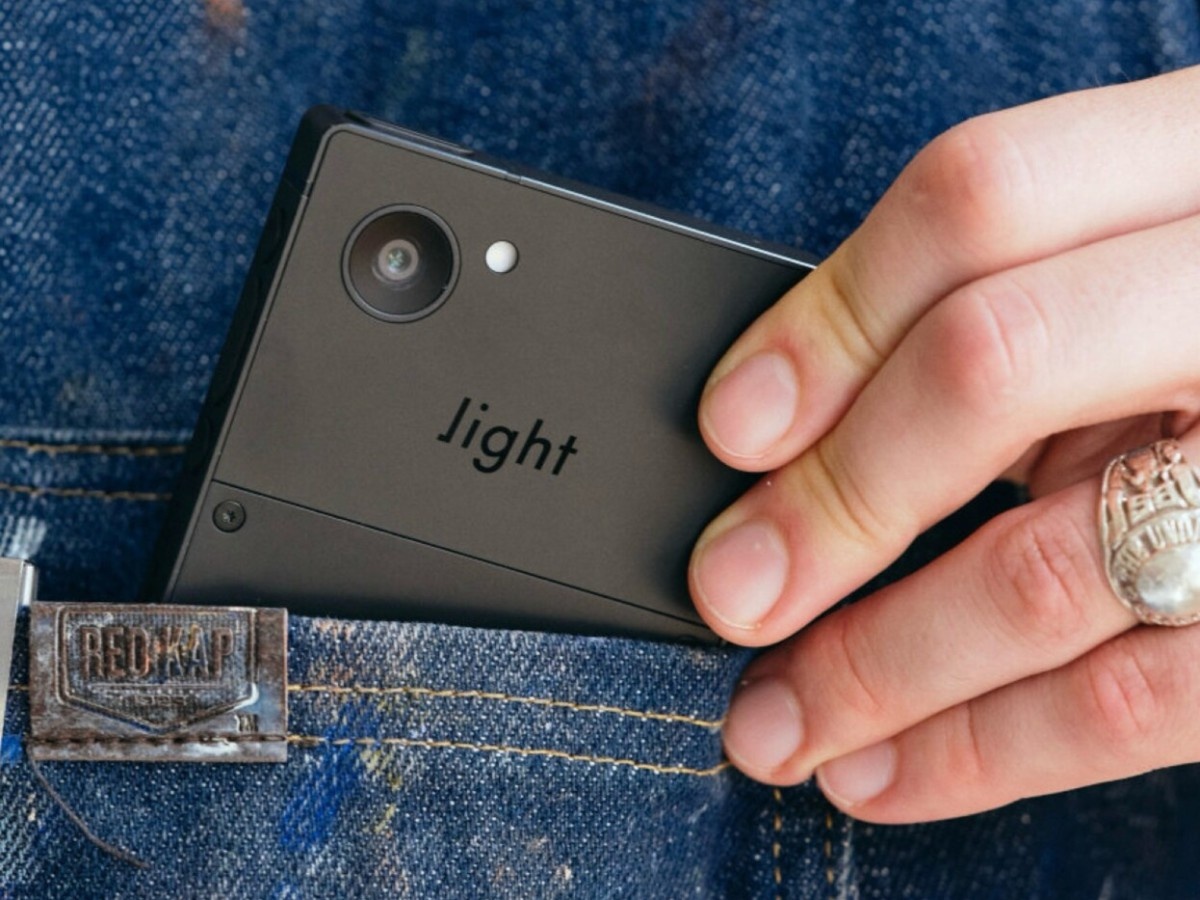    Минималистичный Light Phone III получил дату анонса